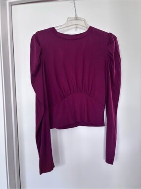 Boutique top with shoulder puffs 🍇